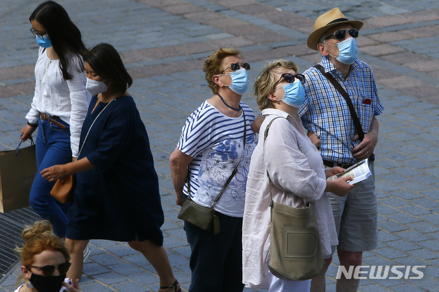 [릴=AP/뉴시스]프랑스 북부 릴에서 마스크를 착용한 관광객들이 건물을 올려다보는 모습. 2020.8.24.