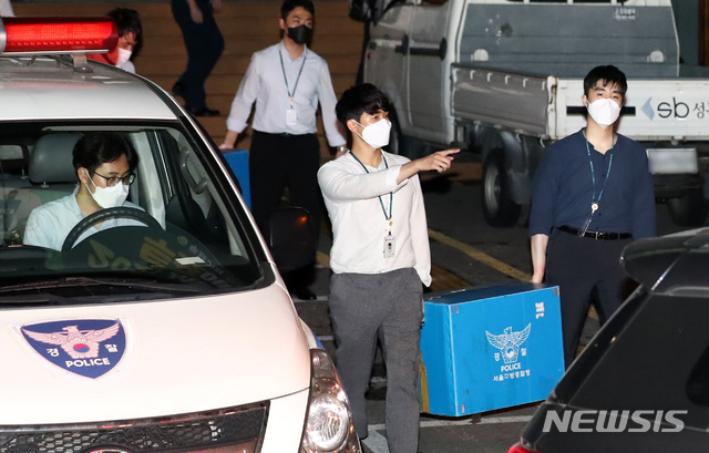 [서울=뉴시스] 이영환 기자 = 경찰 관계자들이 22일 새벽 서울 성북구 사랑제일교회에서 압수수색을 마친 후 압수물품을 차량으로 옮기고 있다. 2020.08.22.&nbsp; 20hwan@newsis.com