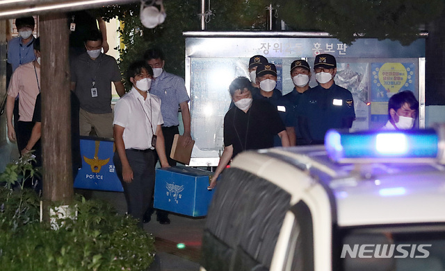 [서울=뉴시스] 이영환 기자 = 경찰 관계자들이 22일 새벽 서울 성북구 사랑제일교회에서 압수수색을 마친 후 압수물품을 차량으로 옮기고 있다. 2020.08.22.&nbsp; 20hwan@newsis.com