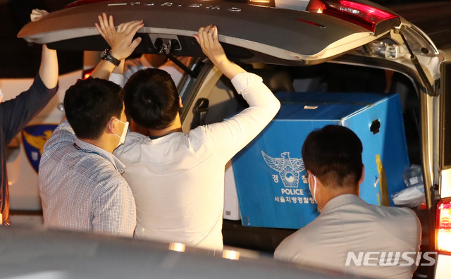 [서울=뉴시스] 이영환 기자 = 경찰 관계자들이 22일 새벽 서울 성북구 사랑제일교회에서 압수수색을 마친 후 압수물품을 차량으로 옮기고 있다. 2020.08.22.&nbsp; 20hwan@newsis.com