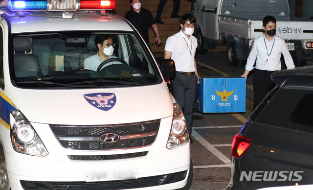 [서울=뉴시스] 이영환 기자 = 경찰 관계자들이 지난달 22일 새벽 서울 성북구 사랑제일교회에서 압수수색을 마친 후 압수물품을 차량으로 옮기고 있다. 2020.08.22. 20hwan@newsis.com