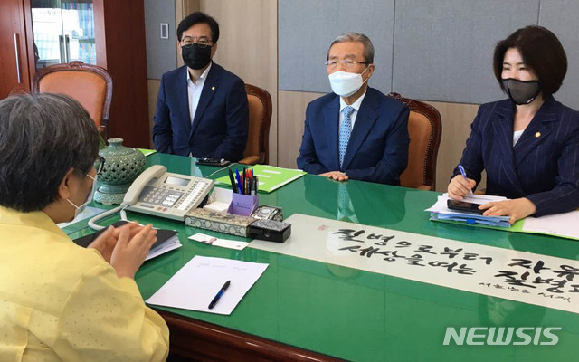 [서울=뉴시스] 장세영 기자 = 김종인 미래통합당 비상대책위원장이 21일 오후 충북 청주시에 있는 질병관리본부를 찾아 정은경 질병관리본부장으로부터 코로나19 재확산 현황에 대해 듣고 있다. (사진=미래통합당 제공) 2020.08.22.&nbsp; photothink@newsis.com