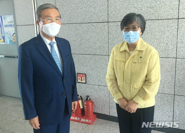 [서울=뉴시스] 장세영 기자 = 김종인 미래통합당 비상대책위원장이 21일 오후 충북 청주시에 있는 질병관리본부를 찾아 정은경 질병관리본장을 만나 인사를 나누고 있다. (사진=미래통합당) 2020.08.22.&nbsp; photothink@newsis.com