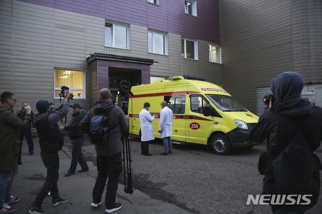 [옴스크=AP/뉴시스] 22일(현지시간) 블라디미르 푸틴 러시아 대통령의 정적 알렉세이 나발니를 러시아 옴스크의 공항으로 실어나르기 위해 구급차가 준비된 모습. 나발니는 지난 20일 독성 물질이 섞인 차를 마신 후 모스크바로 향하던 비행기에서 의식을 잃었다. 독일 비정부기구(NGO) 시네마평화재단은 나발니를 이송하기 위해 러시아 옴스크로 응급 의료 항공기를 급파했다. 2020.08.22.