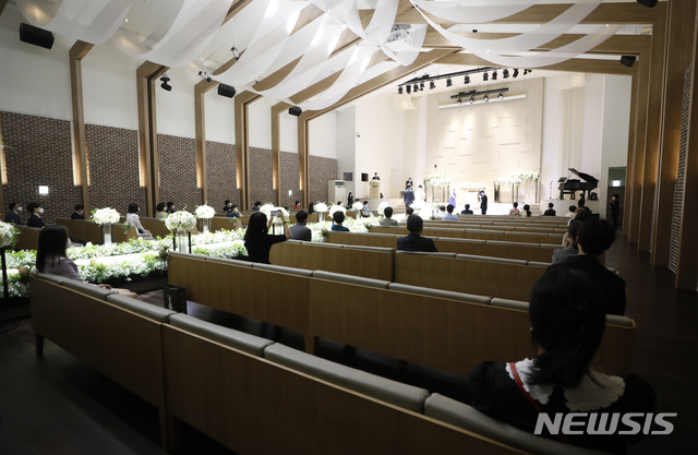 [서울=뉴시스] 고승민 기자 = 22일 서울의 한 예식장에서 하객이 거리를 두어 앉아 식을 지켜보고 있다. 한편 웨딩업계 한 관계자는 "현 조치는 실내 행사에 무조건 50인 이상 모임이 금지인데, 넓은 사업장에선 더 많이 모일 수 있어야 한다"고 지적했다. 또 "연기 위약금 면제로 인한 업체 운영이 힘들어짐에 따라 정부 지원 등 대책이 필요하다"고 전했다. 2020.08.22.kkssmm99@newsis.com