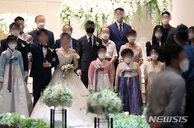 [서울=뉴시스] 고승민 기자 = 22일 서울의 한 예식장에서 신랑 신부를 제외한 하객이 마스크를 쓰고 기념촬영하고 있다. 2020.08.22.kkssmm99@newsis.com