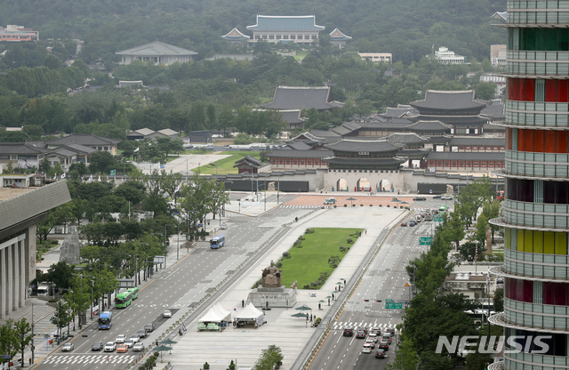 [서울=뉴시스] 고승민 기자 = 코로나19 재확산으로 인한 수도권 사회적 거리두기 2단계가 시행중이자 주말인 22일 서울 광화문 일대가 한산하다. 2020.08.22.  kkssmm99@newsis.com