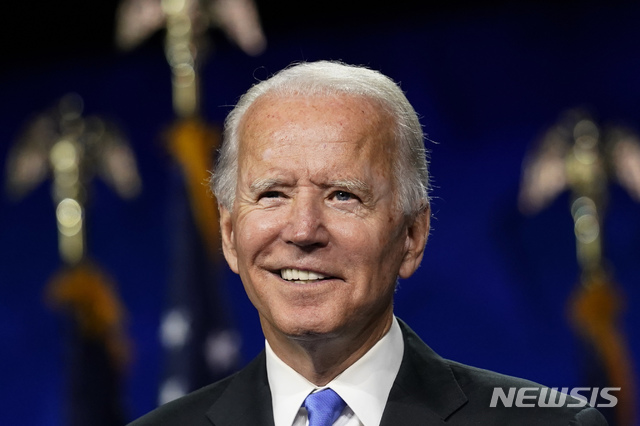 [AP/뉴시스] 민주당의 조 바이든 대통령후보가 지난 20일 민주당 전당대회에서 웃음을 짓는 모습. 미국 경찰이 자녀가 보는 앞에서 흑인 남성에게 총격 가한 사건에 24일(현지시간) 바이든 후보는"즉각적이고 완전하고 투명한 조사를 요구하며, 경관들은 책임을 져야 한다"라고 강조했다. 2020.8.25.