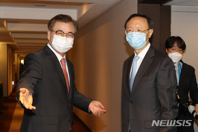 [서울=뉴시스]추상철 기자 = 서훈(왼쪽) 국가안보실장과 양제츠 중국공산당 외교 담당 정치국 위원이 22일 오후 부산 웨스틴조선호텔에서 회담을 마친후 취재진의 질문에 답변하고 있다. 2020.08.22. scchoo@newsis.com