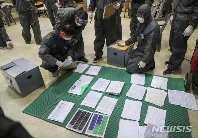 [서울=뉴시스] 고승민 기자 = 중앙재난안전대책본부와 서울시 등 관계부처 직원들이 22일 새벽 서울 성북구 사랑제일교회 현지 역학조사를 하고 있다. (사진=보건복지부 제공) 2020.08.22.&nbsp; photo@newsis.com