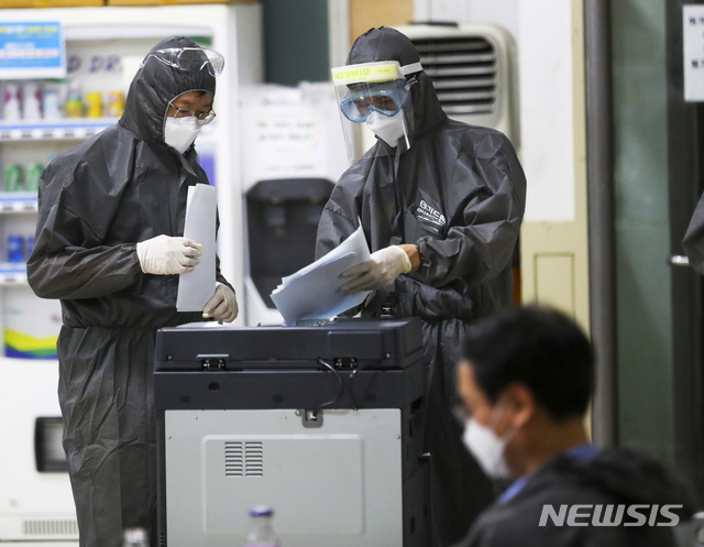 [서울=뉴시스] 고승민 기자 = 중앙재난안전대책본부와 서울시 등 관계부처 직원들이 22일 새벽 서울 성북구 사랑제일교회 현지 역학조사를 하고 있다. (사진=보건복지부 제공) 2020.08.22.photo@newsis.com