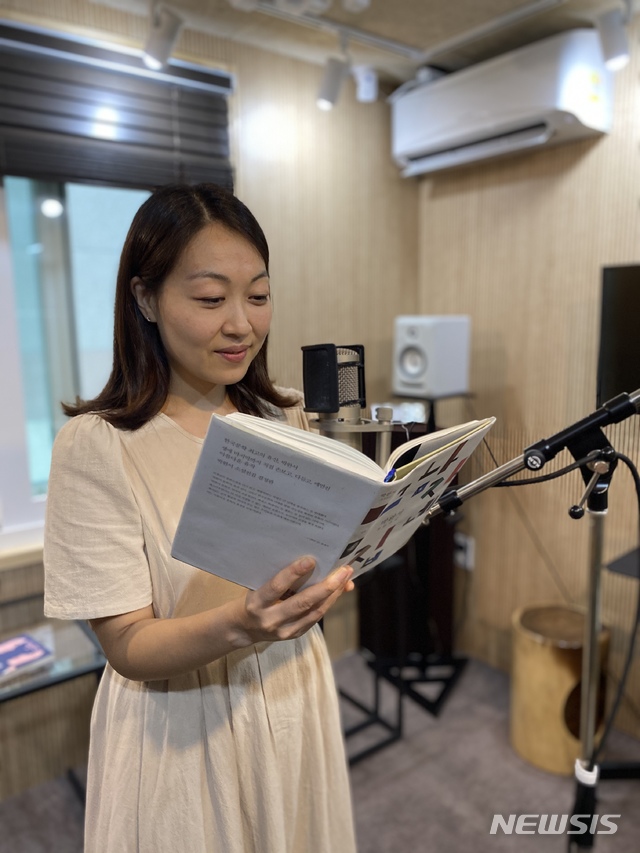 [서울=뉴시스]문지영 성우가 18일 서울 마포구 연남동 레인보우 스튜디오에서 뉴시스와의 인터뷰를 진행했다. (사진 = 스토리텔 제공) 2020.08.18. photo@newsis.com