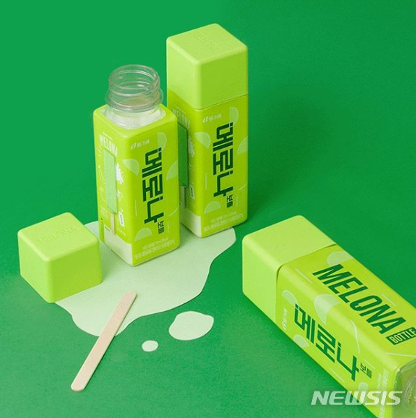 [서울=뉴시스]빙그레 '메로나 보틀 우유'