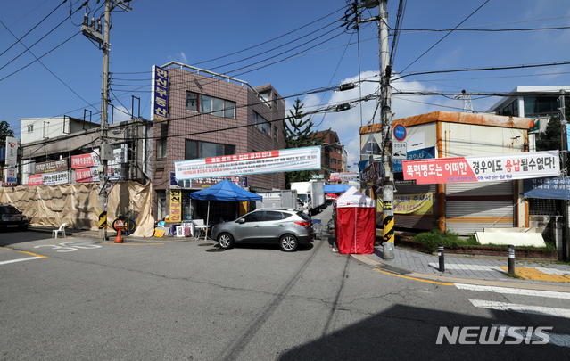 [서울=뉴시스] 이윤청 기자 = 23일 오전 온라인(비대면) 예배를 앞둔 서울 성북구 사랑제일교회로 올라가는 길목이 보이고 있다. 2020.08.23.&nbsp; radiohead@newsis.com 