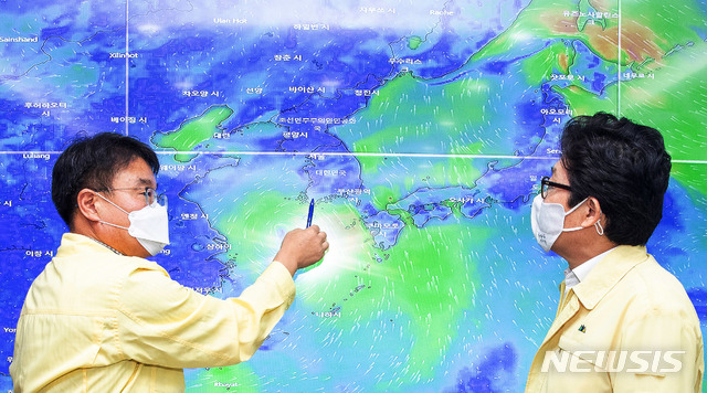 [서울=뉴시스]추상철 기자 =조명래(오른쪽) 환경부장관이 지난 23일 오전 한강홍수통제소에서 제8호 태풍 ‘바비’ 북상에 따른 긴급 점검회의를 열고 태풍 상황 및 대응방안을 점검하고 있다. (사진= 환경부 제공) 2020.08.23.  photo@newsis.com