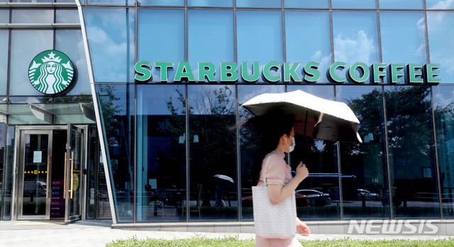 [서울=뉴시스]김병문 기자 = 23일 오후 서울 용산구 스타벅스 동자동점이 직원의 신종 코로나바이러스 감염증(코로나19) 확진 판정으로 폐쇄돼 있다. 2020.08.23.&nbsp; dadazon@newsis.com