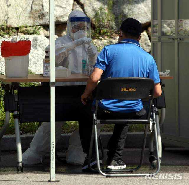 [강릉=뉴시스] 김경목 기자 = 23일 오후 강릉시 보건소 공무원이 강원 강릉시 내곡동 보건소 선별진료소에서 신종 코로나바이러스 감염증(코로나19) 유증상자의 몸에서 검체를 채취하고 있다. 2020.08.23.&nbsp; photo31＠newsis.com