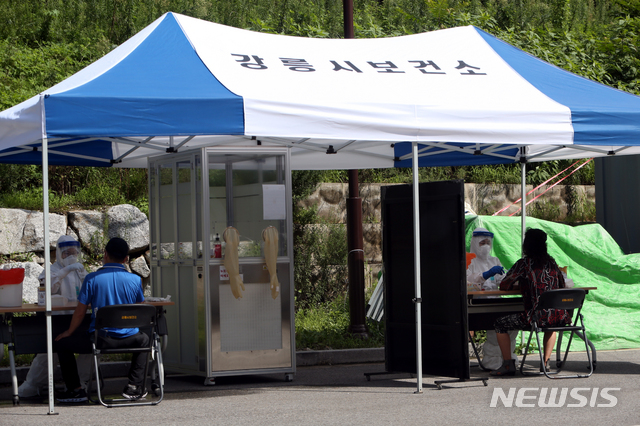 [강릉=뉴시스] 김경목 기자 = 23일 오후 강릉시 보건소 공무원들이 강원 강릉시 내곡동 보건소 선별진료소에서 신종 코로나바이러스 감염증(코로나19) 유증상자들의 몸에서 검체를 채취하고 있다. 2020.08.23.&nbsp; photo31＠newsis.com