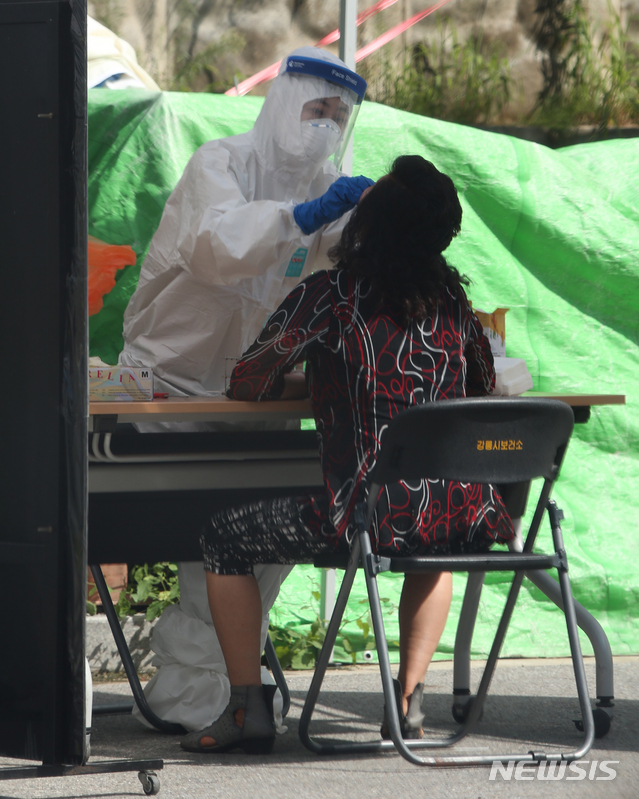 [강릉=뉴시스] 김경목 기자 = 23일 오후 강릉시 보건소 공무원이 강원 강릉시 내곡동 보건소 선별진료소에서 신종 코로나바이러스 감염증(코로나19) 유증상자의 몸에서 검체를 채취하고 있다. 2020.08.23.&nbsp; photo31＠newsis.com