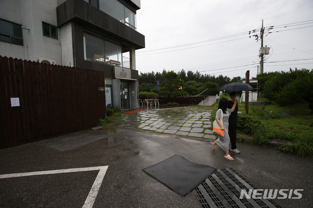 [강릉=뉴시스] 김경목 기자 = 지난 22일 신종 코로나바이러스 감염증(코로나19) 확진자가 방문한 강원 강릉시 사천면의 유명 커피숍이 임시 휴장하면서 고객들이 발길을 돌리고 있다. 2020.08.23.    photo31＠newsis.com