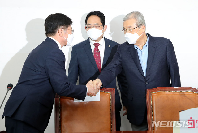 [서울=뉴시스] 김진아 기자 = 김종인(오른쪽) 미래통합당 비상대책위원장이 23일 서울 여의도 국회에서 최대집(가운데) 대한의사협회장, 박홍준 서울시의사회 회장과 면담 전 인사를 나누고 있다. 2020.08.23. bluesoda@newsis.com