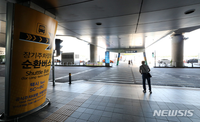 [인천공항=뉴시스] 고범준 기자 = 신종 코로나바이러스 감염증(코로나19)이 확산되고 사회적 거리두기 2단계가 전국적으로 확대 적용된 23일 오후 인천국제공항 제1터미널 입국장 도로가 한산한 모습을 보이고 있다. 2020.08.23. bjko@newsis.com