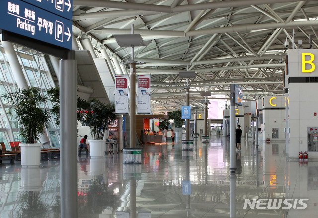 [인천공항=뉴시스] 고범준 기자 = 신종 코로나바이러스 감염증(코로나19)이 확산되고 사회적 거리두기 2단계가 전국적으로 확대 적용된 23일 오후 인천국제공항 제1터미널 출국장이 한산한 모습을 보이고 있다. 2020.08.23. bjko@newsis.com