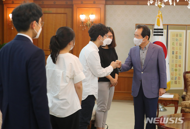 [서울=뉴시스]배훈식 기자 = 정세균 국무총리가 23일 오후 서울 종로구 정부서울청사 접견실에서 파업에 들어간 대한전공의협의회 대표단과 인사하고 있다. 2020.08.23.&nbsp; dahora83@newsis.com 