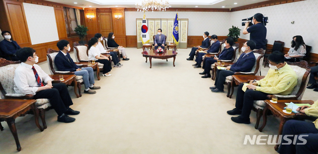 [서울=뉴시스]배훈식 기자 = 정세균 국무총리가 23일 오후 서울 종로구 정부서울청사 접견실에서 파업에 들어간 대한전공의협의회 대표단과 면담하고 있다. 2020.08.23.&nbsp; dahora83@newsis.com 