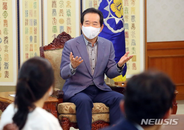 [서울=뉴시스]배훈식 기자 = 정세균 국무총리가 23일 오후 서울 종로구 정부서울청사 접견실에서 파업에 들어간 대한전공의협의회 대표단과 면담하고 있다. 2020.08.23.&nbsp; dahora83@newsis.com 