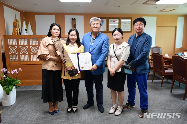 곽용환 고령군수가 박고은(왼쪽 두번째) 양에게 홍보대사 위촉장을 주고 있다 (사진=고령군 제공)