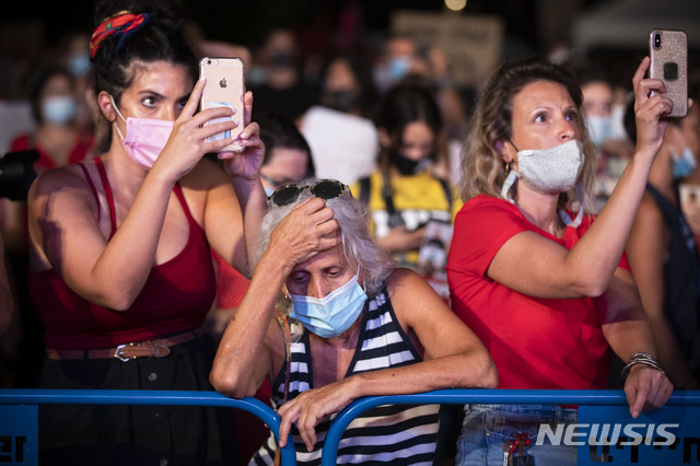[텔아비브=AP/뉴시스]지난 12일 16세 이스라엘 소녀가 30여 명의 남성으로부터 집단 성폭행당한 것으로 보이는 사건이 발생한 후 23일(현지시간) 이스라엘 텔아비브에서 수백 명의 이스라엘 여성이 시위를 벌이고 있다. 당시 가해 남성들이 소녀가 있는 호텔 방 앞에서 줄을 서서 차례를 기다렸다는 증언까지 나오면서 이 사건은 정부가 여성에 대한 폭력을 막기 위해 더 많은 것을 해야 한다는 광범위한 비난과 분노의 비난을 끌어냈다. 경찰은 11명의 용의자가 조사를 받았다고 말했다. 2020.08.24. 