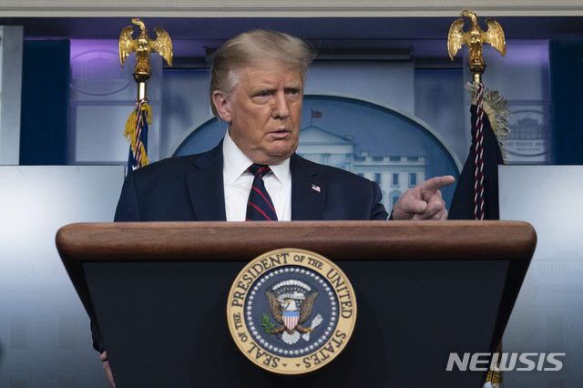 [워싱턴=AP/뉴시스]도널드 트럼프 미국 대통령이 23일(현지시간) 백악관 제임스 브래디 브리핑실에서 코로나19 정례브리핑을 하고 있다. 트럼프 대통령은 미 식품의약처(FDA)가 혈장치료를 긴급승인한 것을 언급하면서 "(혈장치료는) 엄청난 성공률을 나타내고 있다"라며 코로나19에 대한 혈장치료 긴급승인을 공식 발표했다. 2020.08.24. 