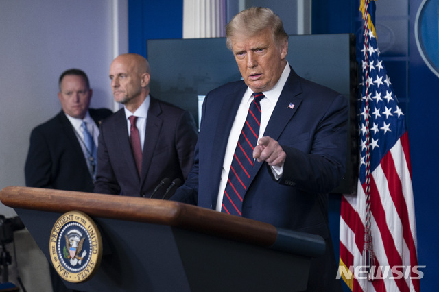 美FDA 내부, 코로나 19 백신 긴급사용승인 가능성에 '반발'