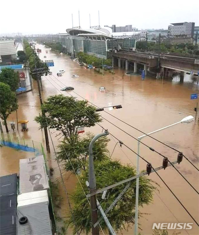 [광주=뉴시스]이창우 기자 = 지난 7~8일 광주·전남지역에 쏟아진 집중호우 때 침수된 광주평동산업단지와 인근 광주지하철 평동역사 모습. (사진=광주상의 제공) 2020.08.24. photo@newsis.com