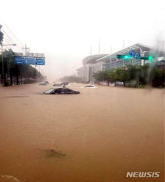 [광주=뉴시스]이창우 기자 = 지난 7~8일 광주·전남지역에 쏟아진 집중호우 때 침수된 광주평동산업단지와 인근 광주지하철 평동역사 모습. (사진=광주상의 제공) 2020.08.24. photo@newsis.com