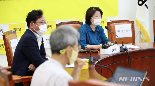 [서울=뉴시스]김선웅 기자 = 심상정 정의당 대표가 24일 서울 여의도 국회에서 열린 정의당 상무위원회에서 발언하고 있다. 2020.08.24. mangusta@newsis.com