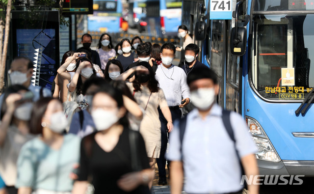 [서울=뉴시스]홍효식 기자 = 서울 전역에서 실내외 마스크 착용이 의무화된 24일 오전 서울 종로구 광화문사거리 버스정류장에서 마스크를 착용한 시민들이 출근길 발걸음을 재촉하고 있다. 2020.08.24. yesphoto@newsis.com