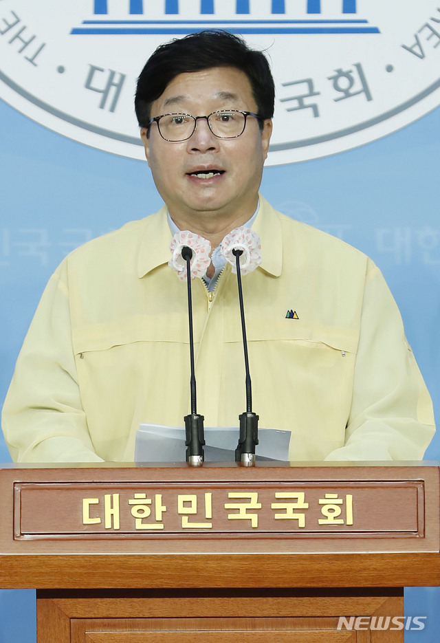 [서울=뉴시스] 최동준 기자 = 염태영 더불어민주당 최고위원 후보가 24일 서울 여의도 국회 소통관에서 지지 호소 기자회견을 하고 있다. 2020.08.24.  photocdj@newsis.com