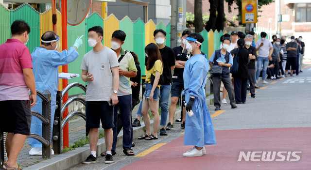 [서울=뉴시스]김병문 기자 = 보성운수 시내버스 기사 3명이 코로나19 확진 판정을 받은 가운데 24일 오전 서울 구로구 구로구 보건소에 마련된 선별진료소를 찾은 시민들이 줄을 서 기다리고 있다. 2020.08.24. dadazon@newsis.com