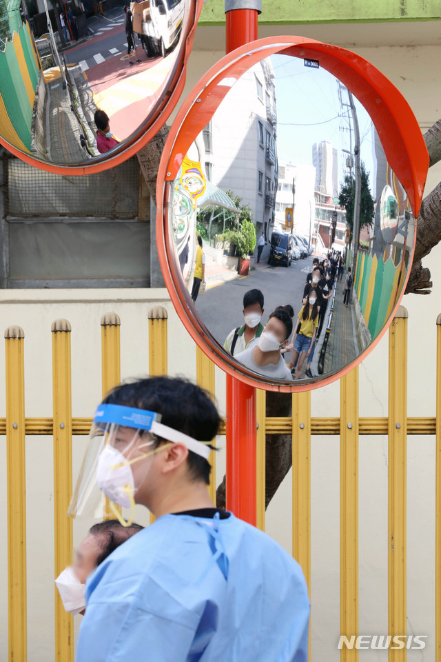 [서울=뉴시스]김병문 기자 = 보성운수 시내버스 기사 3명이 코로나19 확진 판정을 받은 가운데 24일 오전 서울 구로구 구로구 보건소에 마련된 선별진료소를 찾은 시민들이 줄을 서 기다리고 있다. 2020.08.24.&nbsp; dadazon@newsis.com