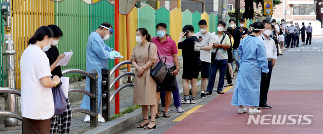 [서울=뉴시스]김병문 기자 = 보성운수 시내버스 기사 3명이 코로나19 확진 판정을 받은 가운데 24일 오전 서울 구로구 구로구 보건소에 마련된 선별진료소를 찾은 시민들이 줄을 서 기다리고 있다. 2020.08.24.&nbsp; dadazon@newsis.com
