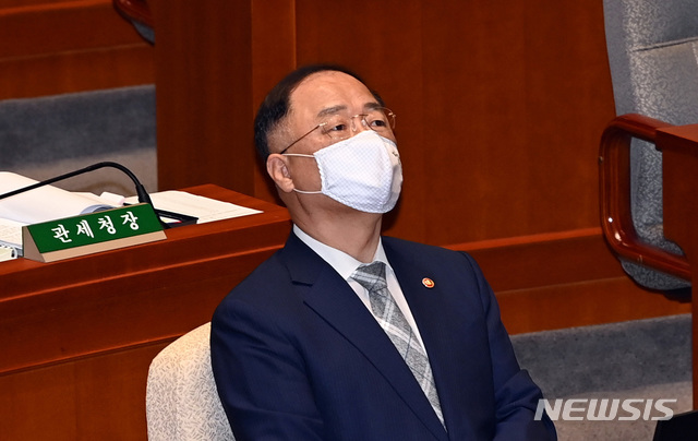 [서울=뉴시스] 김선웅 기자 = 홍남기 경제부총리 겸 기획재정부 장관이 24일 서울 여의도 국회에서 열린 예산결산특별위원회 전체회의에 참석해 잠시 생각에 잠겨 있다. 2020.08.24.  photo@newsis.com