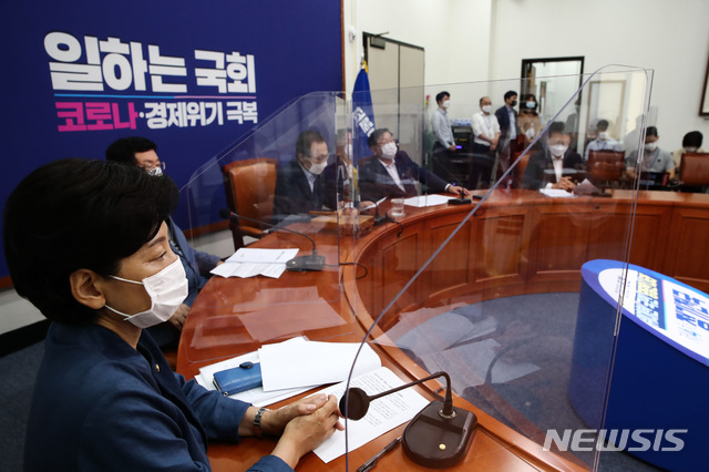 [서울=뉴시스] 김진아 기자 = 24일 오전 서울 여의도 국회에서 열린 더불어민주당 최고위원회의에서 각 자리마다 투명 아크릴이 설치되어 있다. 2020.08.24.  photo@newsis.com