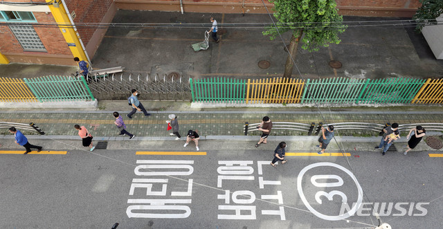 [서울=뉴시스]김병문 기자 = 보성운수 시내버스 기사 3명이 코로나19 확진 판정을 받은 가운데 24일 오전 서울 구로구 보건소에 마련된 선별진료소를 찾은 시민들이 줄을 서 기다리고 있다. 2020.08.24.   dadazon@newsis.com