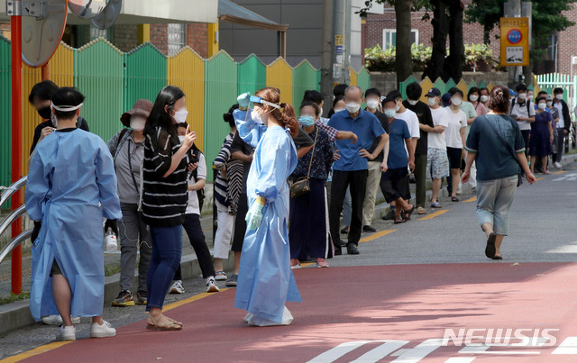 [서울=뉴시스]김병문 기자 = 보성운수 시내버스 기사 3명이 코로나19 확진 판정을 받은 가운데 24일 오전 서울 구로구 보건소에 마련된 선별진료소를 찾은 시민들이 줄을 서 기다리고 있다. 2020.08.24. dadazon@newsis.com