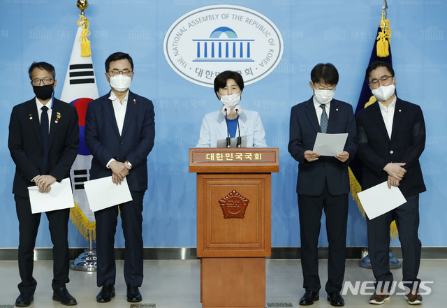 [서울=뉴시스] 최동준 기자 = 더불어민주당 법제사법위원회 백혜련 여당 간사를 비롯한 법사위 위원들이 24일 서울 여의도 국회 소통관에서 공수처장 후보자추천위원회 위원 추천 촉구 기자회견을 하고 있다. 2020.08.24. photocdj@newsis.com
