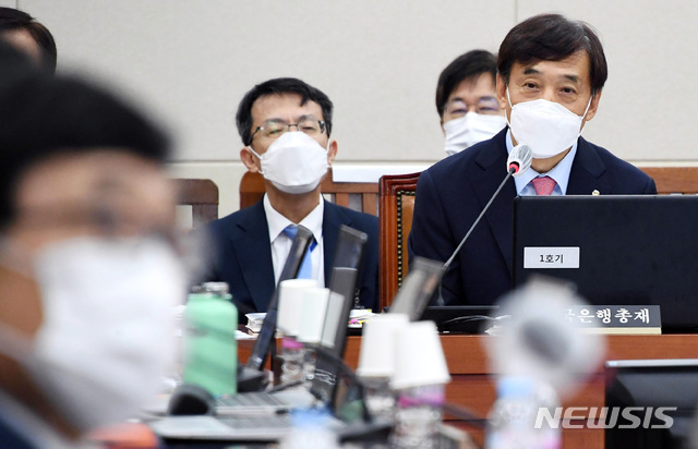 [서울=뉴시스]김선웅 기자 = 이주열 한국은행 총재가 24일 서울 여의도 국회에서 열린 기재위 전체회의에 출석해 의원 질의에 답변하고 있다. 2020.08.24.photo@newsis.com