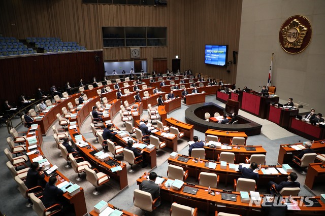 [서울=뉴시스]김선웅 기자 = 국회 예산결산특별위원회(위원장 정성호)가 24일 오전 서울 여의도 국회에서 열린 전체회의에서 실내 50인 이상 모임을 금지하는 코로나19 방역 지침 준수를 위해 질의 순서가 아닌 의원들의 회의장 출입을 제한해 비어있는 모습을 보이고 있다. 2020.08.24. mangusta@newsis.com