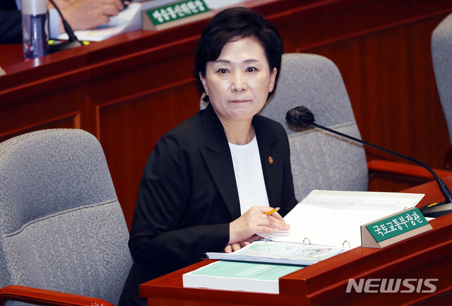 [서울=뉴시스]김선웅 기자 = 김현미 국토교통부 장관이 24일 서울 여의도 국회에서 열린 예산결산특별위원회 전체회의에 참석해 의원 질의를 듣고 있다. 2020.08.24. photo@newsis.com